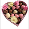 Набор клубники в шоколаде с розами «Аромат признания»